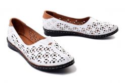 ARTIKER RELAKS 48C0601 white, półbuty damskie. Białe półbuty damskie Artiker Relaks, na lato, bez wzorów, z gumy, bez obcasa, bez zapięcia. Za 239.90 zł.