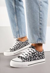 Czarne Trampki z Cholewką Zdobioną Kwiatowym Wzorem Folaianna. Czarne trampki damskie Born2be, z aplikacjami, z jeansu, bez zapięcia. Za 39.99 zł.