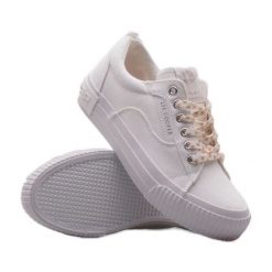 Trampki Lee Cooper LCW-24-31-2170L białe. Białe trampki damskie bez wzorów, z materiału, bez zapięcia. Za 197.45 zł.