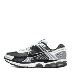 Nike Zoom Vomero 5 SE SP Dark Grey Black. Białe obuwie sportowe damskie Nike, z meshu, bez zapięcia, do biegania, Nike Zoom. Za 990.85 zł.