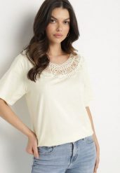 Żółty T-shirt Oversize z Ozdobną Koronką i Perłami Elanoriel. Żółte t-shirty damskie Born2be, l, bez wzorów, z koronki, bez kołnierzyka. Za 34.99 zł.