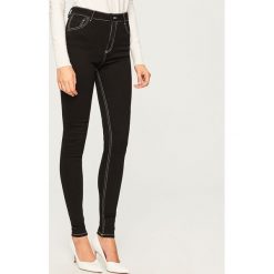 Jeansy z kontrastowym szwem - Czarny. Czarne jeansy damskie Reserved. Za 79.99 zł.