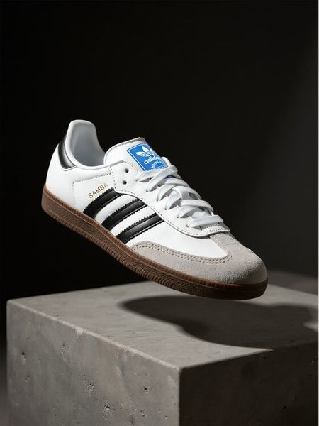 Adidas Sneakersy Samba Og B75806 Biały. Białe obuwie sportowe damskie Adidas, ze skóry, bez zapięcia. Za 529.99 zł.