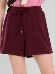 Szorty dresowe z wiązaniem soft touch - bordowy. Czerwone spodenki sportowe damskie Sinsay, l, bez wzorów, z dresówki. W wyprzedaży za 25.99 zł.