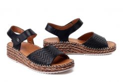 MANITU 910330-01 schwarz, sandały damskie. Czarne sandały damskie Manitu, bez wzorów, ze skóry, bez obcasa, na koturnie, bez zapięcia. Za 229.42 zł.