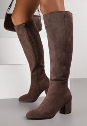 Brązowe Kozaki z Imitacji Zamszu do Kolana Vices na Niskim Słupku Ilodia. Brązowe kozaki damskie Born2be, z jeansu, bez obcasa, na obcasie, bez zapięcia. Za 149.99 zł.