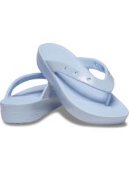 Crocs Japonki "Classic" w kolorze błękitnym rozmiar: 41/42. Niebieskie klapki damskie Crocs, bez wzorów, z tworzywa sztucznego, bez obcasa, na platformie, bez zapięcia. Za 87.81 zł.