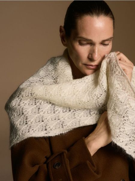 Chusta z wełną i moherem - biały. Białe chusty damskie Reserved, bez wzorów, z moheru. Za 119.99 zł.