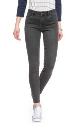 WRANGLER SKINNY ASH W28KLX86O. Szare rurki damskie Wrangler, bez wzorów, z denimu. W wyprzedaży za 89.99 zł.