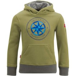 Bluza "Oslo" w kolorze oliwkowo-szarym. Brązowe bluzy chłopięce Trollkids, z nadrukiem, prążkowane. W wyprzedaży za 89.95 zł.