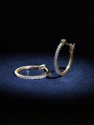 DIAMANTA Złote kolczyki-kreole "Créoles sublimes" z diamentami rozmiar: onesize. Żółte kolczyki damskie DIAMANTA, z diamentem, złote. Za 1,600.99 zł.