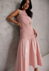 Różowa Sukienka Drop Waist Bez Rękawów Zdobiona Marszczeniem Natinelle. Czerwone sukienki damskie Renee, z aplikacjami, z materiału, klasyczne, bez ramiączek. Za 119.99 zł.