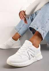 Białe Sznurowane Sneakersy przed Kostkę na Płaskiej Podeszwie z Aplikacją Irines. Białe obuwie sportowe damskie Born2be, przed kostkę, bez zapięcia. Za 99.99 zł.