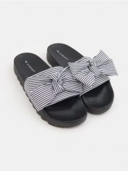 Klapki w paski z kokardą - czarny. Czarne klapki damskie Sinsay, bez wzorów, bez obcasa, bez zapięcia. Za 39.99 zł.