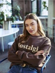 Bawełniana bluza z haftem - brązowy. Brązowe bluzy damskie Reserved, l, bez wzorów, z bawełny, bez kaptura. W wyprzedaży za 79.99 zł.