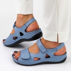 Niebieskie skórzane sandały damskie T.Sokolski 158. Niebieskie sandały damskie Sokolski, bez wzorów, ze skóry, bez obcasa, na koturnie, bez zapięcia. Za 239.00 zł.