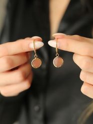 Pierres de Jade Pozłacane kolczyki z kamieniem słonecznym rozmiar: onesize. Pomarańczowe kolczyki damskie Pierres de Jade, pozłacane, z zapięciem typu bigiel. Za 43.99 zł.