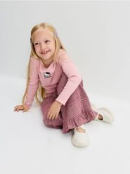 Sneakersy typu baleriny z elastycznymi paskami - kremowy. Białe baleriny dziewczęce Sinsay, bez wzorów, bez obcasa, bez zapięcia. Za 39.99 zł.