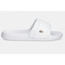 KLAPKI LACOSTE SERVE SLIDE HYB 126 1 CFA 751CFA003121G R-42. Białe klapki damskie Lacoste, bez wzorów, z dresówki, bez obcasa, bez zapięcia. Za 215.60 zł.