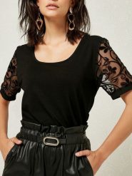 Milan Kiss Koszulka w kolorze czarnym rozmiar: S. Czarne bluzki damskie Milan Kiss, s, bez wzorów, bez kołnierzyka, bez ramiączek. Za 113.99 zł.