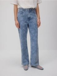 Wzorzyste jeansy straight - niebieski. Niebieskie jeansy damskie Reserved. W wyprzedaży za 109.99 zł.
