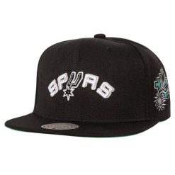 Czapka z daszkiem do koszykówki Mitchell & Ness NBA San Antonio Spurs czarna. Czarne czapki z daszkiem damskie Mitchell & Ness, bez wzorów, z materiału. Za 179.00 zł.