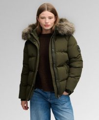 Superdry Kurtka Everest Classic Puffer – Relaxed fit, wypełnienie z recyklingu. Zielone kurtki damskie Superdry, bez wzorów, z elastanu, z kapturem. Za 774.50 zł.