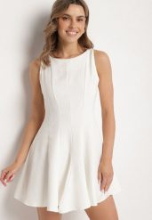 Biała Rozkloszowana Sukienka Ozdobiona Przeszyciami Evinini. Białe sukienki damskie Born2be, bez wzorów, eleganckie, bez ramiączek. Za 109.99 zł.