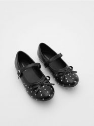 Baleriny z dżetami - czarny. Czarne baleriny dziewczęce Reserved, bez wzorów, ze skóry, bez obcasa, bez zapięcia. W wyprzedaży za 39.99 zł.