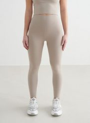 Damskie legginsy z wysokim stanem, squat proof, dla niskich Sense ciemny beż. Brązowe legginsy damskie Aim'n, s, bez wzorów, z elastanu, z podwyższonym stanem, na fitness i siłownię. Za 296.00 zł.