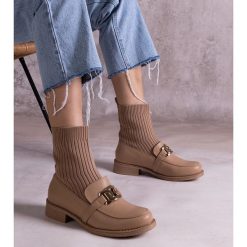 Ciemnobeżowe botki z materiałową cholewką beżowy. Brązowe botki damskie z materiału, eleganckie, bez obcasa, bez zapięcia. Za 80.34 zł.