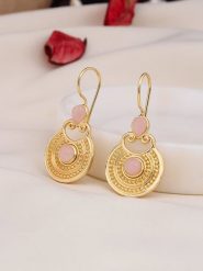 Pierres delicates Pozłacane kolczyki z kwarcem różowym rozmiar: onesize. Czerwone kolczyki damskie Pierres delicates, z kwarcem, pozłacane, z zapięciem typu bigiel. Za 96.83 zł.