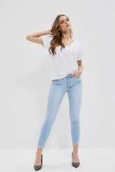 Jeansy medium waist z postrzępionymi nogawkami błękitne. Niebieskie jeansy damskie MOODO, bez wzorów, z bawełny. W wyprzedaży za 41.99 zł.