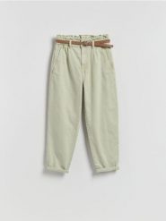 Jeansy paperbag z paskiem - zielony. Zielone jeansy damskie Reserved. Za 139.99 zł.