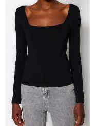 Trendyol Koszulka w kolorze czarnym rozmiar: S. Czarne koszulki damskie Trendyol, s, bez wzorów, bez kołnierzyka, bez ramiączek. Za 61.17 zł.