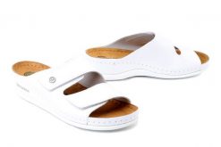 DR. BRINKMANN 700777-03 weiss, klapki damskie. Białe klapki damskie Dr. Brinkmann, bez wzorów, ze skóry, bez obcasa, bez zapięcia. Za 195.42 zł.