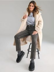 Jeansy slim mom fit - dark grey jeans. Szare jeansy damskie Sinsay. W wyprzedaży za 33.99 zł.