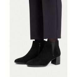 Botki Lasocki. Czarne botki damskie Lasocki, bez obcasa, na słupku, bez zapięcia. Za 259.99 zł.