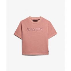 Obszerny prosty t-shirt dla kobiet z haftem Superdry Core Logo. Czerwone koszulki sportowe damskie Superdry, bez wzorów, bez ramiączek. W wyprzedaży za 136.20 zł.