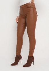 Brązowe Spodnie Skinny z Ekoskóry o Fasonie Push Up Nanseni. Brązowe rurki damskie Born2be, bez wzorów, z jeansu. Za 84.99 zł.