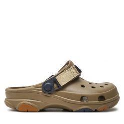 Klapki Crocs. Brązowe klapki damskie Crocs, bez wzorów, bez obcasa, bez zapięcia. Za 207.99 zł.