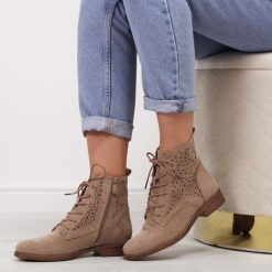 Beżowe wiosenne zamszowe ażurowe botki damskie S.Barski 136. Brązowe botki damskie S.BARSKI, na jesień, z jeansu, eleganckie, z okrągłym noskiem, bez obcasa, na obcasie, bez zapięcia. Za 219.00 zł.
