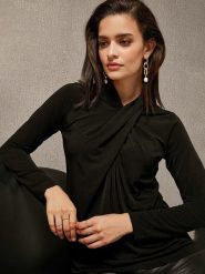 Milan Kiss Bluzka w kolorze czarnym rozmiar: L. Czarne bluzki damskie Milan Kiss, l, bez wzorów, bez kołnierzyka, bez ramiączek. Za 139.87 zł.