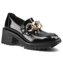 Półbuty damskie Chebello, Wykonane ze skóry naturalnej lakierowanej z gładką cholewką klasycznym wycięciem ozdobnym metalowym łańcuchem oraz masywną. Czarne półbuty damskie CheBello, z aplikacjami, z lakierowanej skóry, bez obcasa, bez zapięcia. Za 339.99 zł.