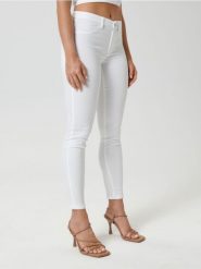 Jeansy skinny mid waist - biały. Białe jeansy damskie Sinsay. W wyprzedaży za 22.99 zł.