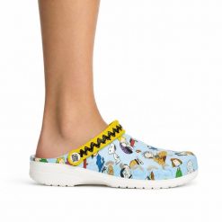 Klapki chodaki sportowe unisex Crocs PEANUTS BAYA CLOG. Niebieskie klapki damskie Crocs, bez wzorów, z materiału, bez obcasa, bez zapięcia. Za 229.00 zł.