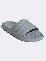 Adidas Klapki w kolorze szarym rozmiar: 40,5. Szare klapki damskie Adidas, bez wzorów, z otwartym noskiem, bez obcasa, bez zapięcia. Za 101.23 zł.
