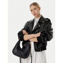 Torebka Calvin Klein. Czarne torebki klasyczne damskie Calvin Klein, bez dodatków. Za 409.99 zł.