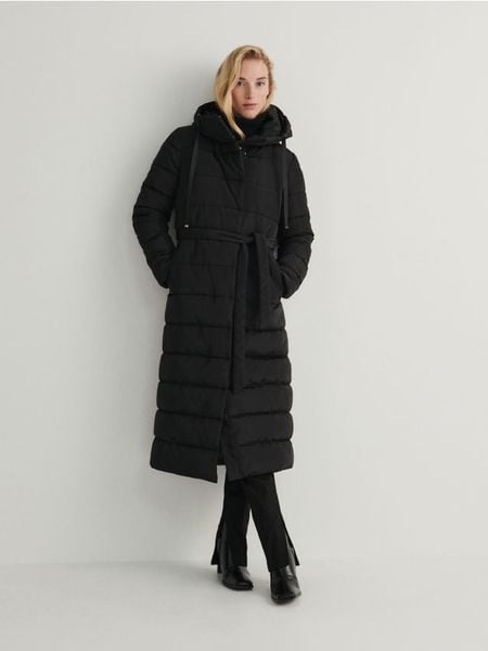 Długi płaszcz z kapturem - czarny. Czarne płaszcze damskie Reserved, l, bez wzorów, z tkaniny, z kapturem. W wyprzedaży za 229.99 zł.