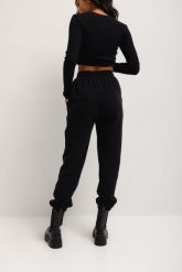 Spodnie dresowe w kolorze TOTALLY BLACK - JOLLY-L. Czarne spodnie dresowe damskie Marsala, l, bez wzorów, z bawełny. Za 249.90 zł.